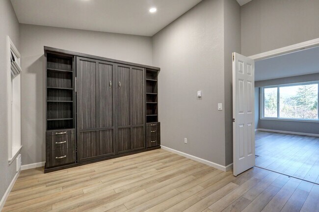 Building Photo - Spacious 2bd + DEN, 1.75ba Condo available in the heart of Issaquah!