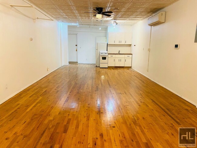 Building Photo - Huge Orchard Street Loft Apartment!