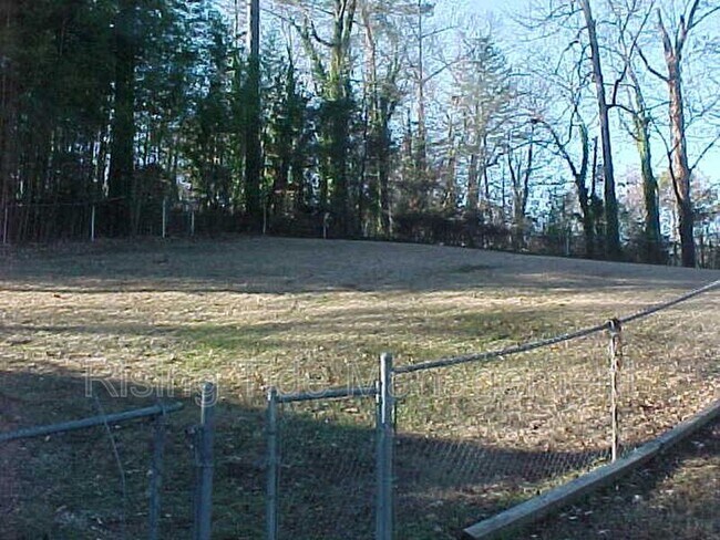 Building Photo - 1928 Poplar Dr