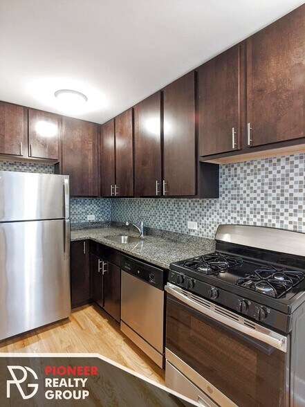 Primary Photo - 429 W Roscoe St