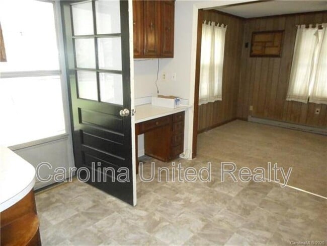 Building Photo - 5500 Larchmont Ave