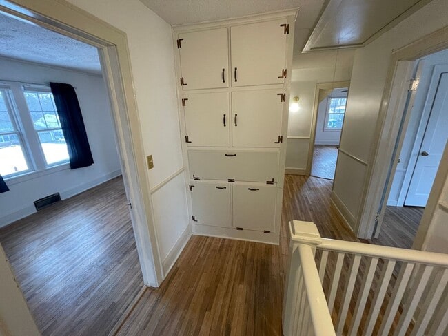 Building Photo - Timeless Spacious 3br + Den/2ba Edina Home w/Hardwood Floors, Large Yard, 2 Car Garage