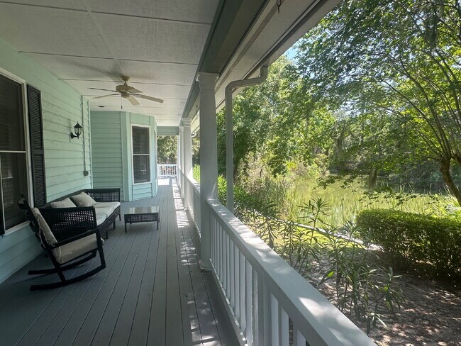 Building Photo - Moss Creek Home with a Gorgeous Water View!