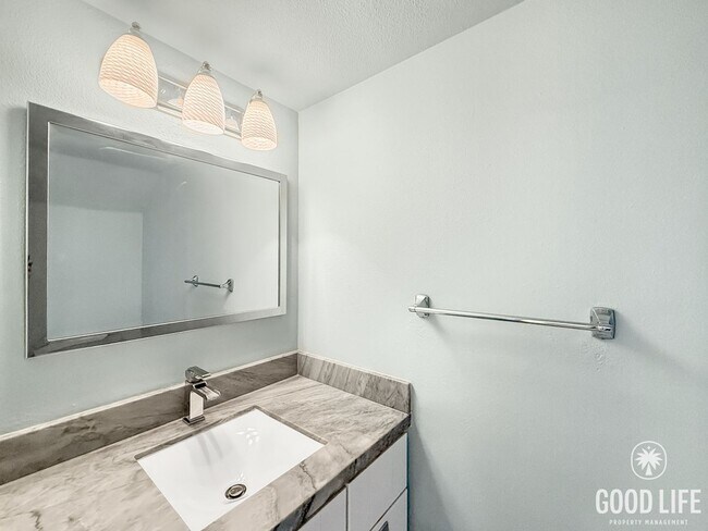 Building Photo - Beautiful 2B/2.5BA Townhouse in Carmel Val...