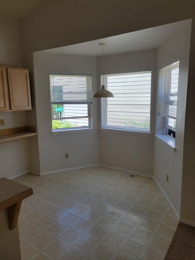 Building Photo - Newly remodeled 2 Bed, 2 Bath Duplex with ...
