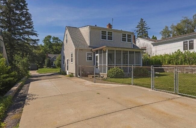 Building Photo - 1481 Scheffer Ave