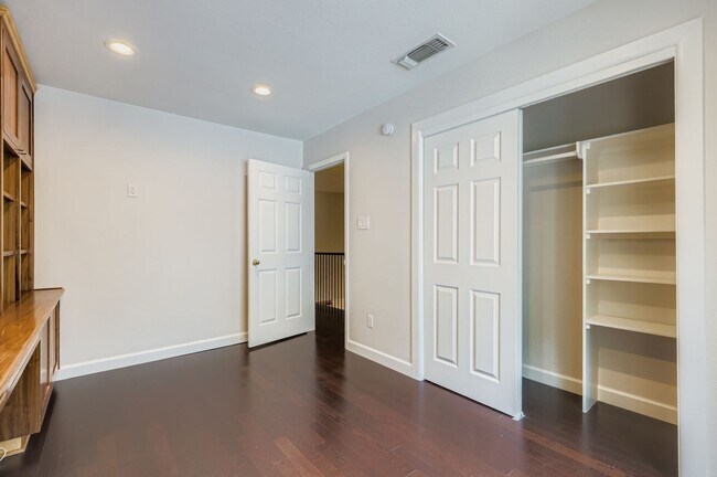 Building Photo - 8600 Tallwood Dr