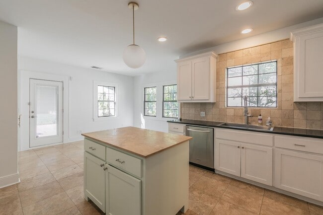 Building Photo - CHARMING and UPDATED 3/2 in The Cultural District