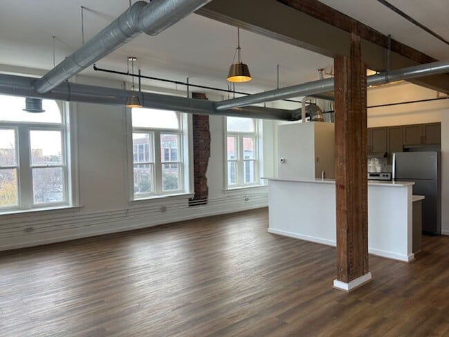 Building Photo - Flowers Building Condominiums Convenient To Downtown!!