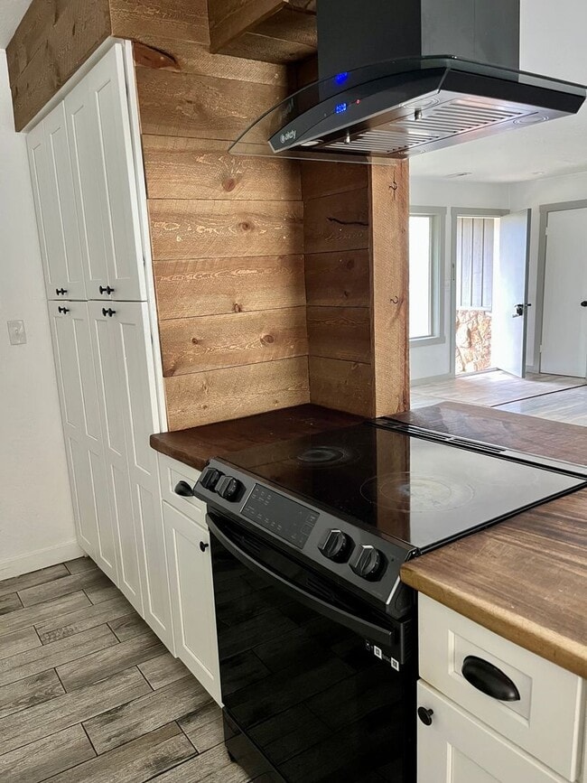 Building Photo - 3 Bedroom Plus Office, 2.5 Bath Located in...