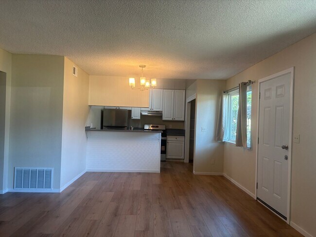 Building Photo - Completely Renovated Single Story #1 Unit
