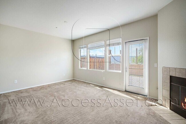 Building Photo - Beautiful 3 Bed / 2.5 Bath Townhouse In Vi...