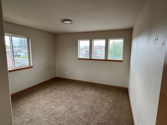 Building Photo - Warm & Inviting 4-Bed, 2-Bath Home with Fe...