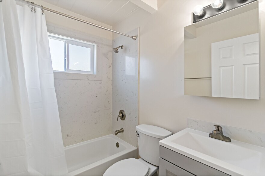 Building Photo - 1970 Powell St