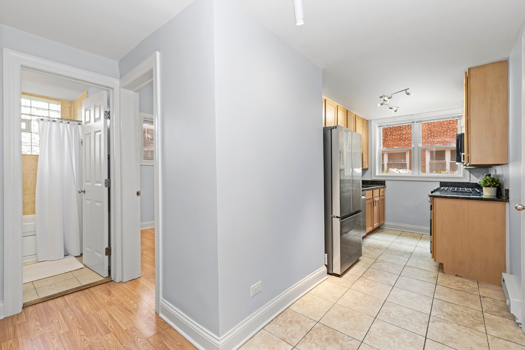 Foyer - 2624 W Catalpa Ave