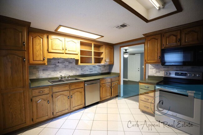 Building Photo - 1405 Pratt Cir