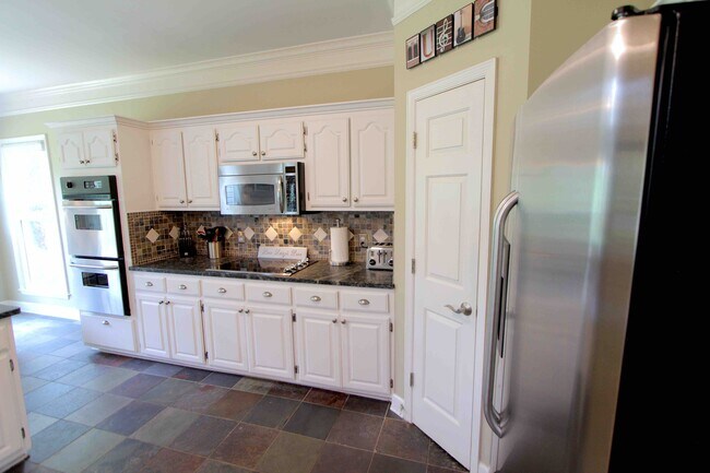 Building Photo - 5711 Chadwick Ln