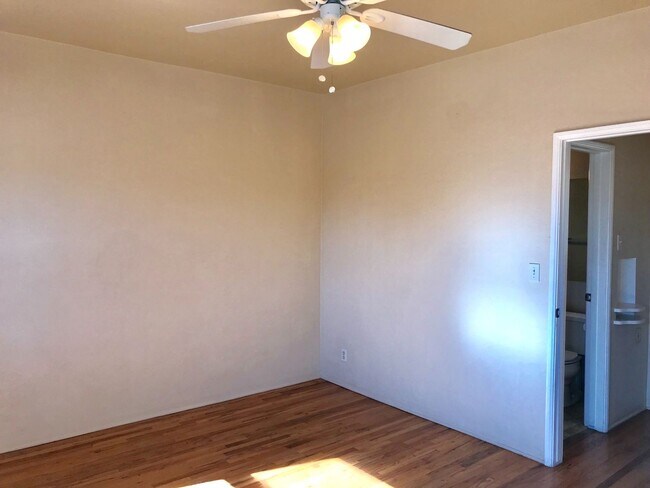 Building Photo - MOVE IN READY! Minutes from Little Italy! ...