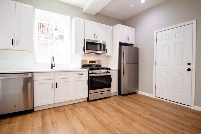 Building Photo - Amazing 4-bed Duplex by UIC