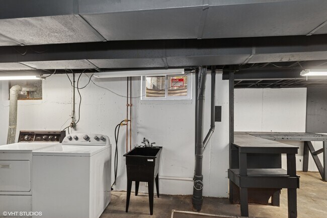 Building Photo - 1552 McCraren Rd