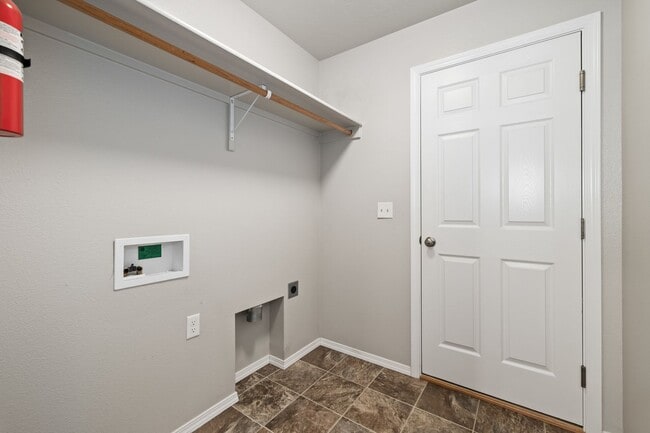 Building Photo - 4 Bedrooms Plus Bonus Room _ Dog Friendly!!
