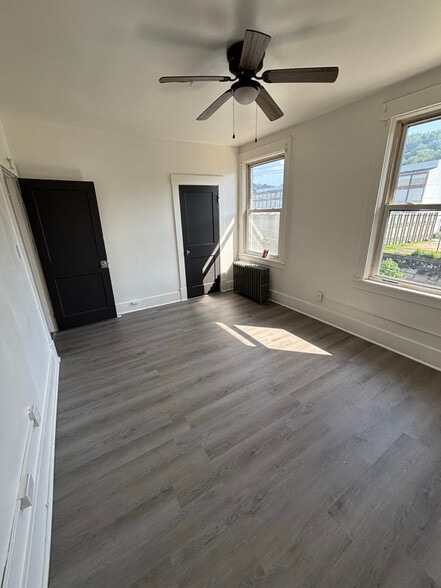 Building Photo - 702 Airbrake Ave