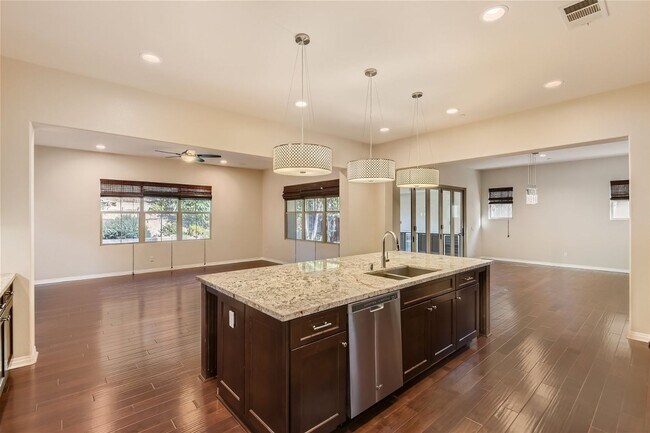 Building Photo - Don't miss out on this 4 Bedroom/ 4.5 Bath...