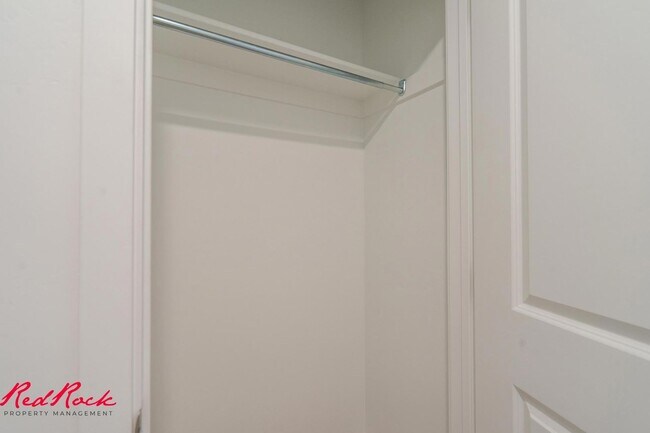 Building Photo - Dog Friendly! 3 Bedroom 2 Bathroom Townhome in Long Valley.