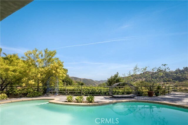 Building Photo - 2870 Benedict Canyon Drive