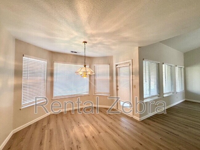 Building Photo - 746 Wren Ct