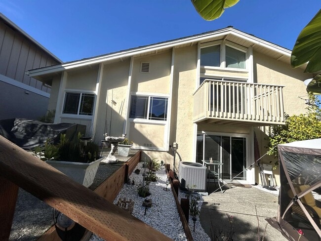 Building Photo - 1632 Siskiyou Dr