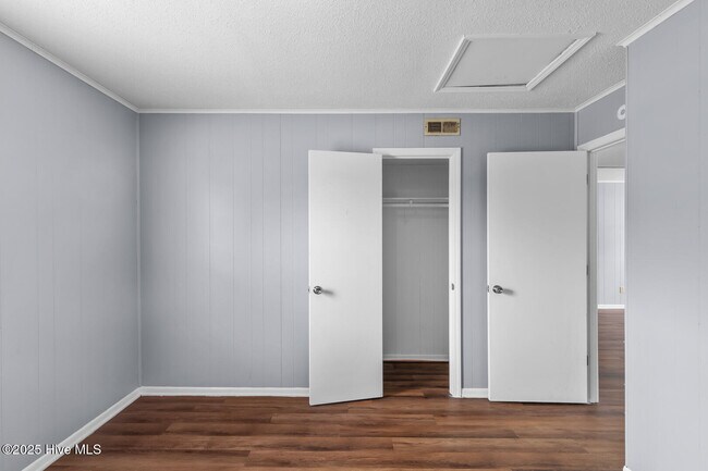 Building Photo - 107 Ravenwood Dr