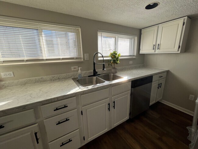 Building Photo - 1707 Cherry Way
