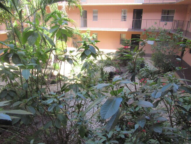 Building Photo - 2841 Somerset Dr