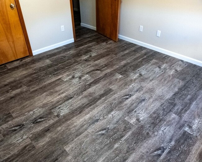 Building Photo - 423 S Park Square Dr