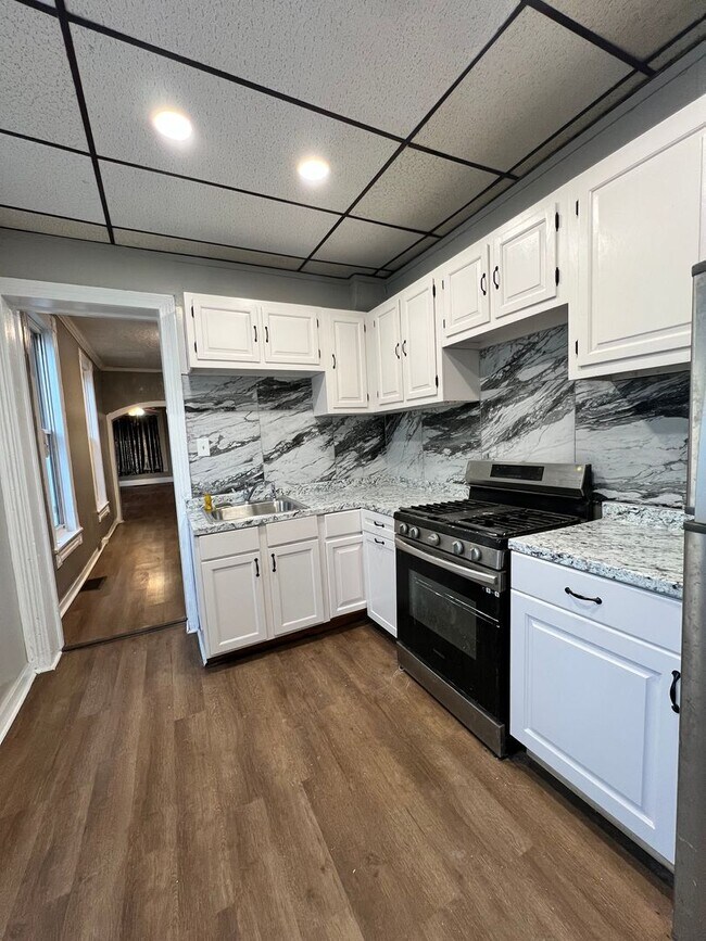 Building Photo - 5 Bedroom 1 Bath Home Available