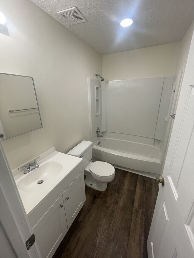 Building Photo - 2 Bedroom 2 Bathroom Condo!