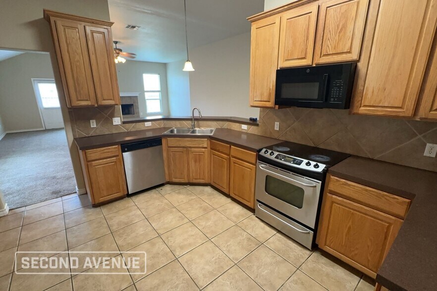 Building Photo - 1011 Forest Oak Dr