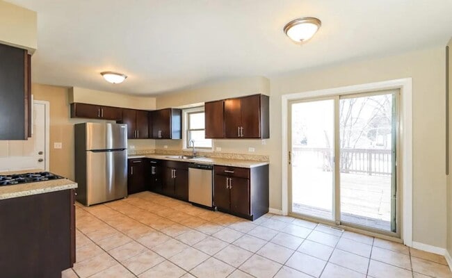 Building Photo - 521 N Douglas Ave