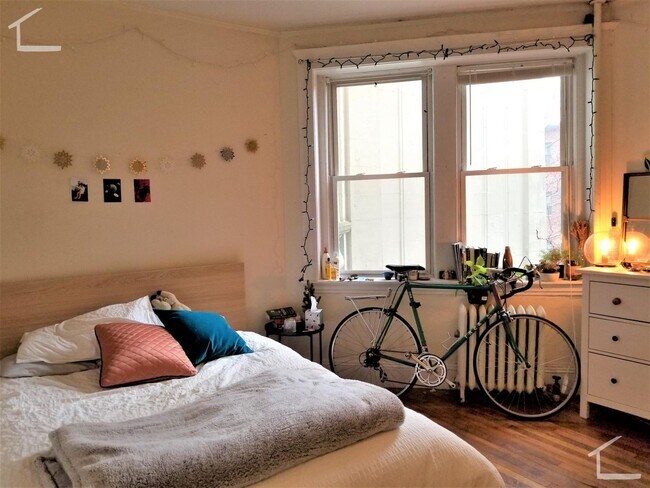 Building Photo - Brookline 4 BR 1 Bath Apartment - 9/1/26 (H&HW included) NO BROKER FEE