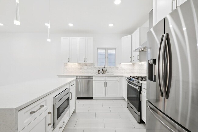 Building Photo - 131 Zabriskie St