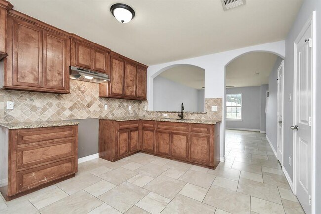Building Photo - 10022 Raymondville Rd