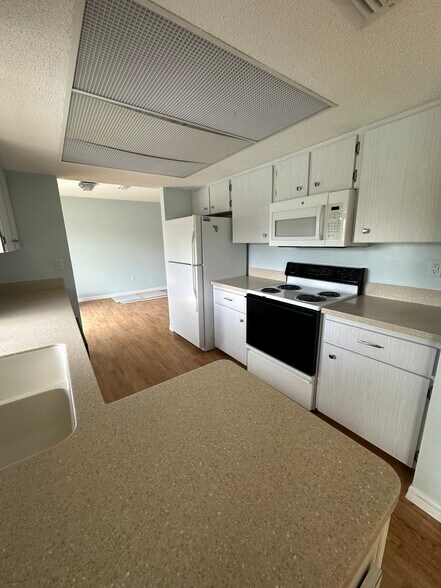 Kitchen - 18637 Lake Worth Blvd