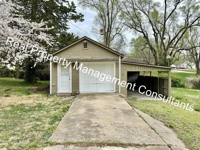 Building Photo - Quaint Home with Lots of Space