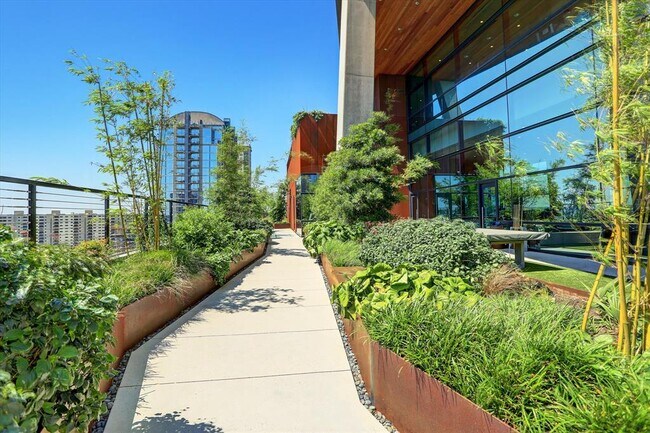 Building Photo - 70 Rainey St