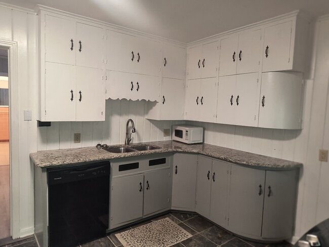 Building Photo - 2 Southern Pines Dr