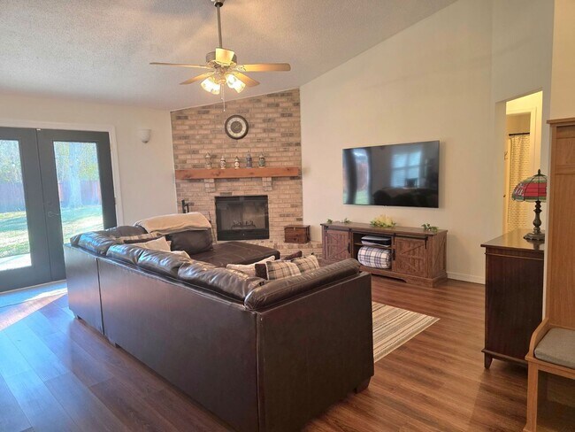 Building Photo - Inviting Woodridge Manor 3/2 Home with Fireplace and Fenced Yard