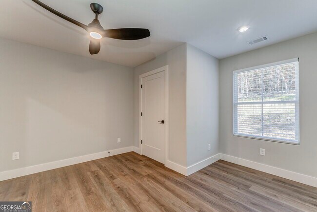 Building Photo - 79 Chateau Dr SE