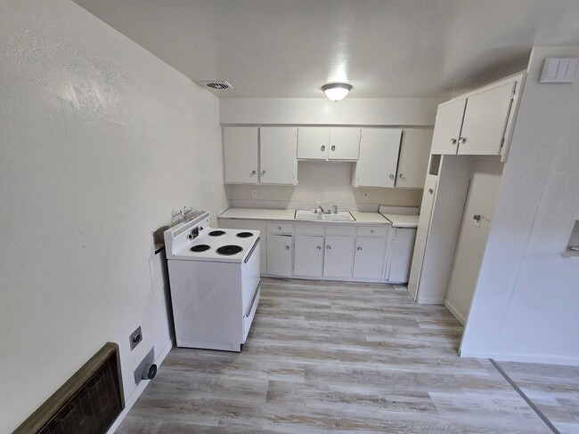 Building Photo - 526 N 8th St