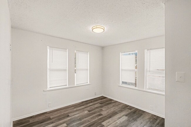 Building Photo - Beautiful 3 Bedroom 2 Bathroom Home in Kansas City!